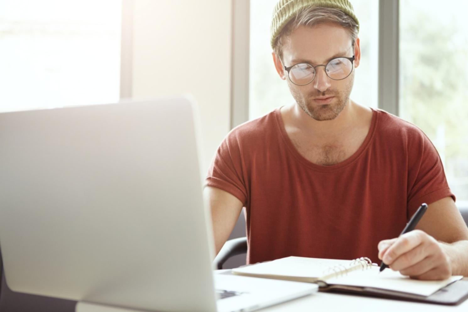 Environnement de travail moderne avec analyses financières